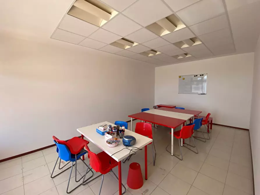 Immagine 6 di Negozio in vendita  in Via Centro Terradura a Due Carrare