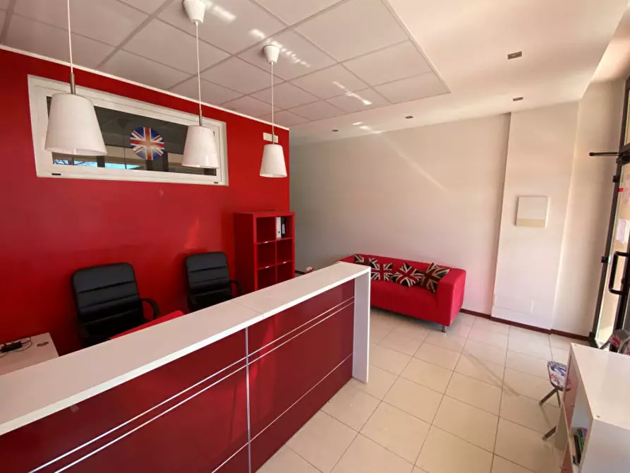 Immagine 8 di Negozio in vendita  in Via Centro Terradura a Due Carrare