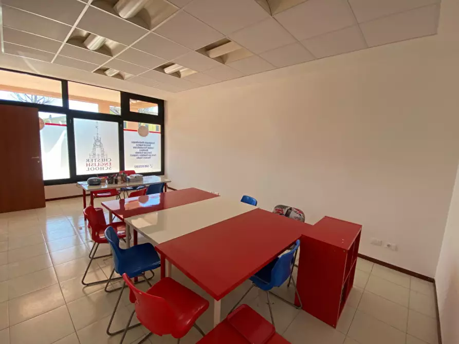 Immagine 10 di Negozio in vendita  in Via Centro Terradura a Due Carrare