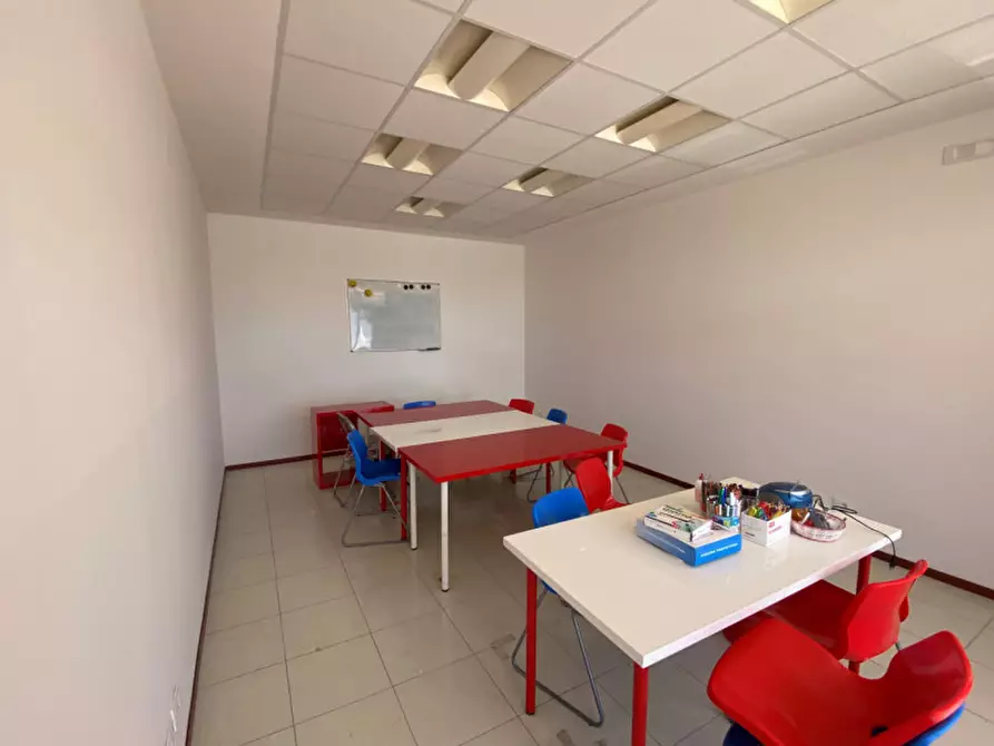 Immagine 11 di Negozio in vendita  in Via Centro Terradura a Due Carrare