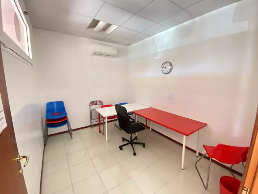 Immagine 13 di Negozio in vendita  in Via Centro Terradura a Due Carrare