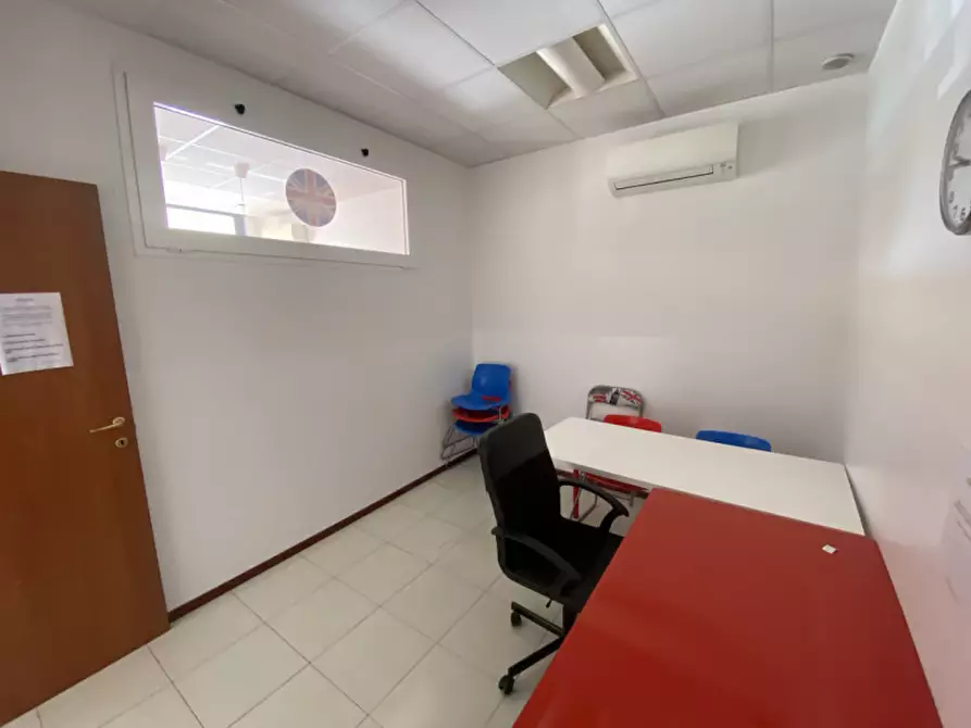 Immagine 14 di Negozio in vendita  in Via Centro Terradura a Due Carrare