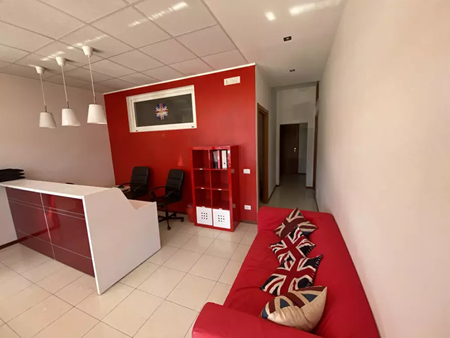 Immagine 15 di Negozio in vendita  in Via Centro Terradura a Due Carrare