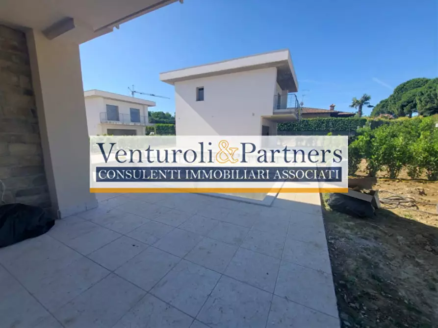 Immagine 3 di Villa in vendita  in via Belvedere a Manerba Del Garda