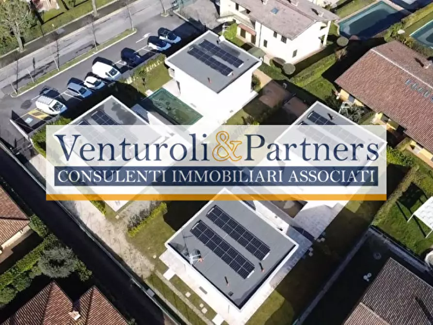 Immagine 14 di Villa in vendita  in via Belvedere a Manerba Del Garda