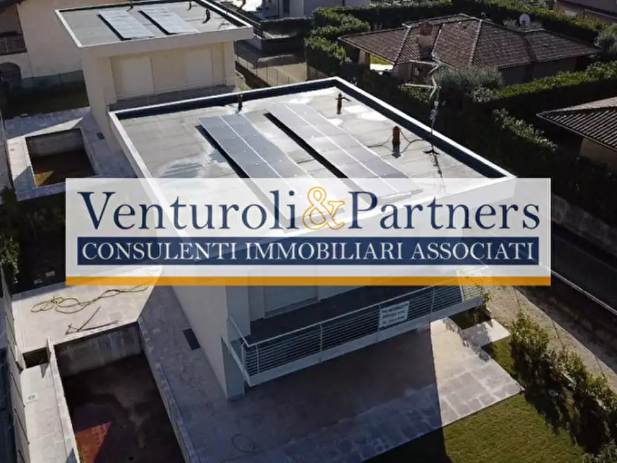 Immagine 17 di Villa in vendita  in via Belvedere a Manerba Del Garda