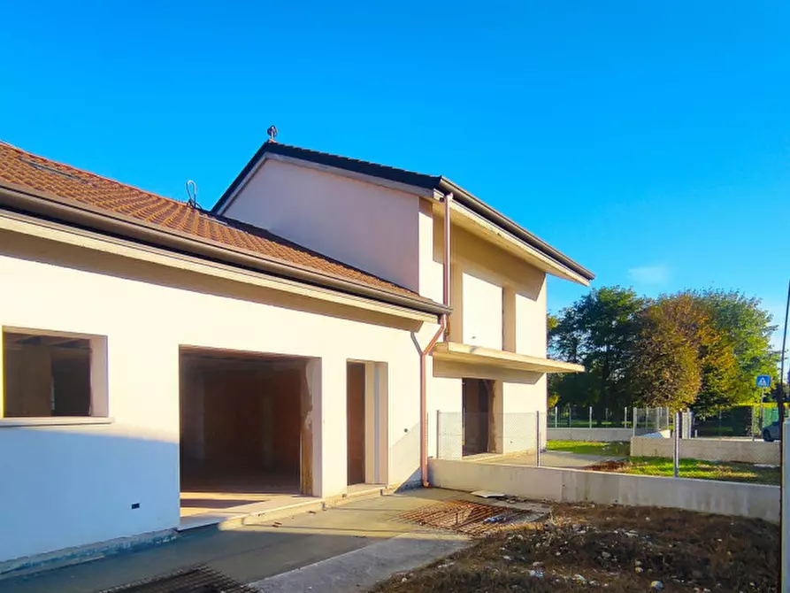 Immagine 3 di Casa trifamiliare in vendita  a Castelfranco Veneto