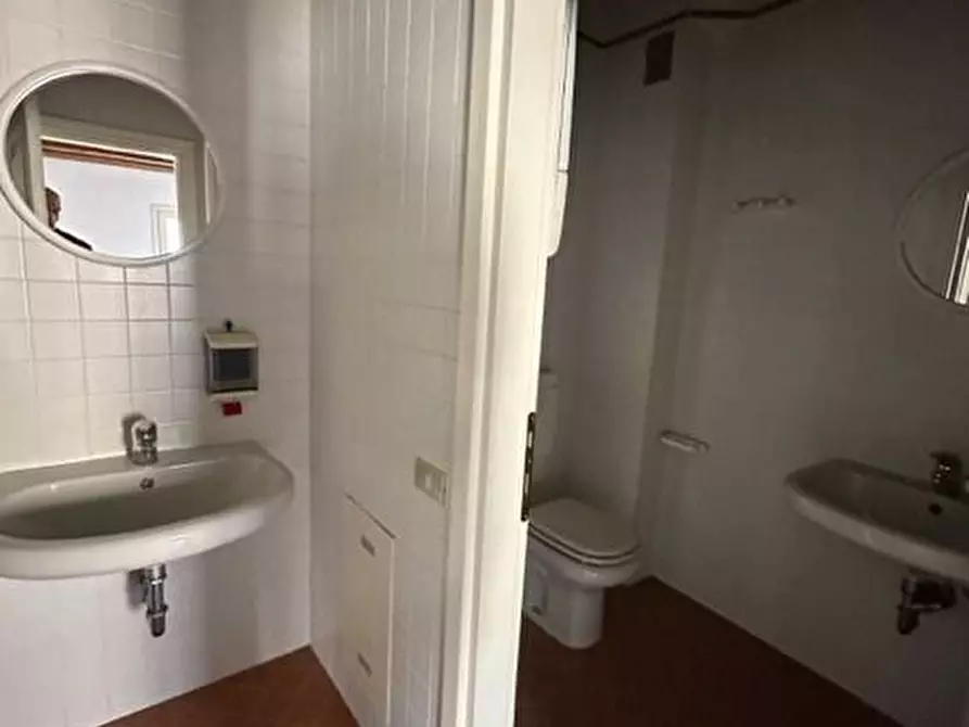 Immagine 29 di Ufficio in vendita  a Savignano Sul Rubicone