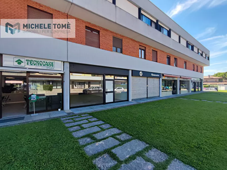 Immagine 2 di Negozio in vendita  in Via Beethoven a San Pietro In Cariano