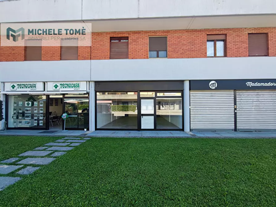 Immagine 3 di Negozio in vendita  in Via Beethoven a San Pietro In Cariano