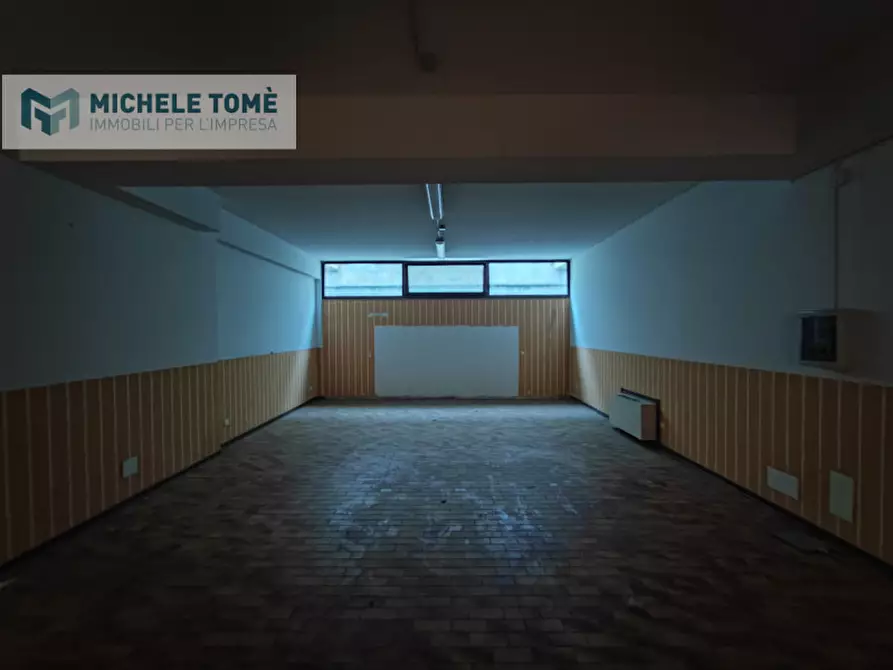 Immagine 8 di Negozio in vendita  in Via Beethoven a San Pietro In Cariano