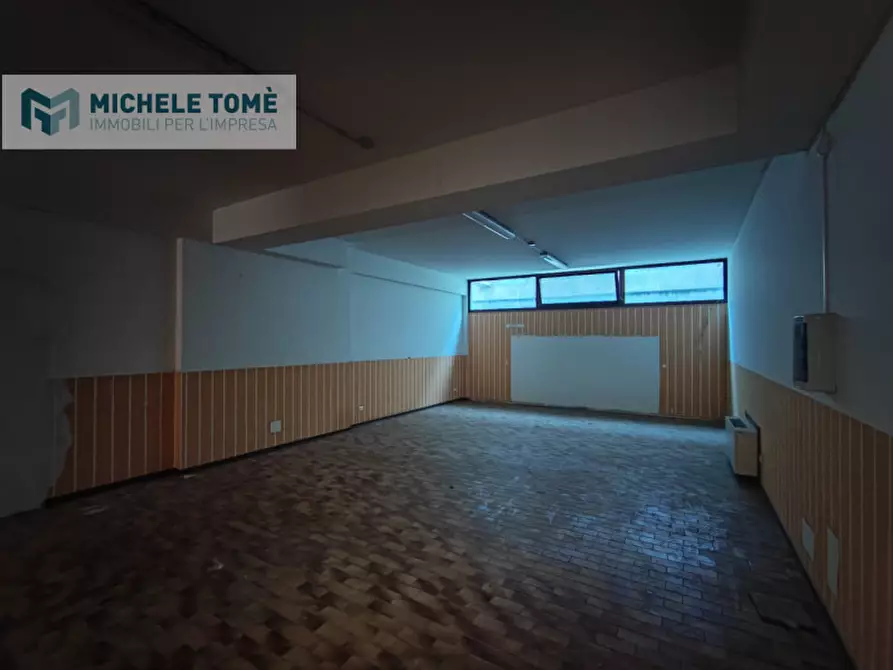 Immagine 9 di Negozio in vendita  in Via Beethoven a San Pietro In Cariano