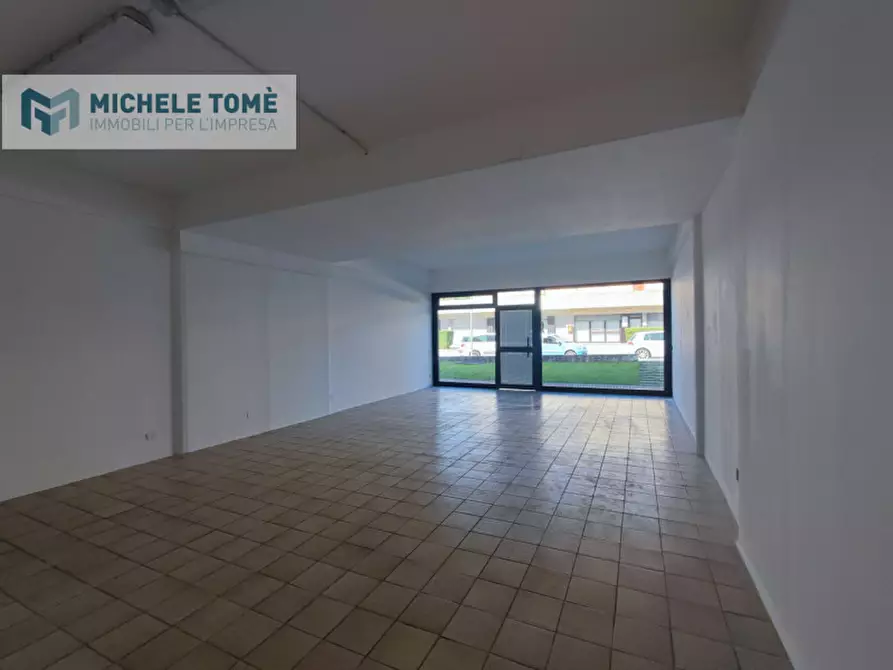 Immagine 14 di Negozio in vendita  in Via Beethoven a San Pietro In Cariano