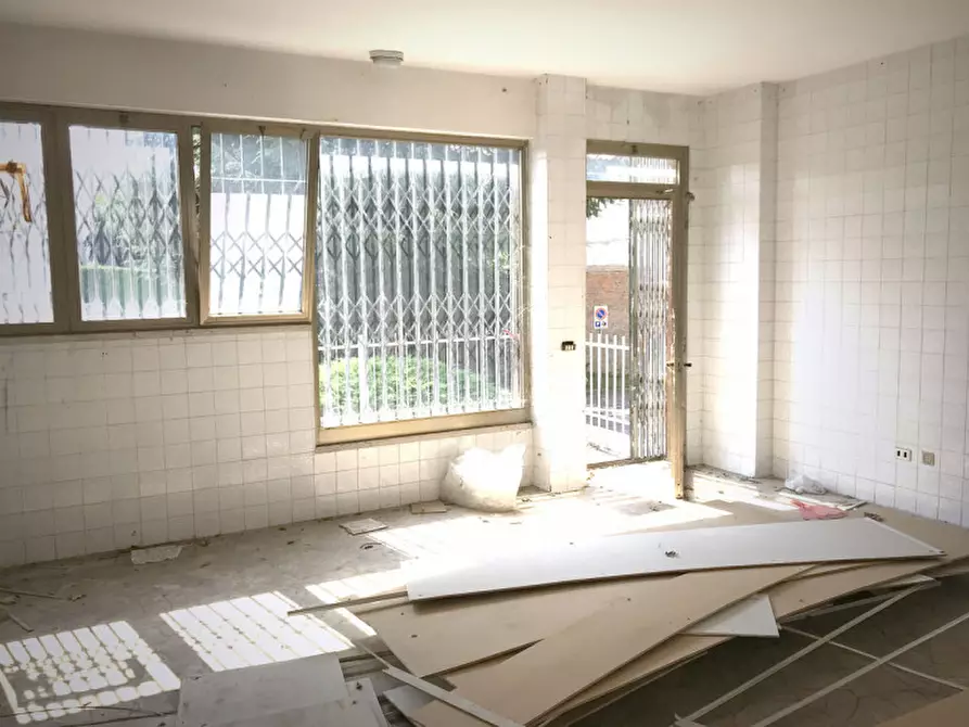Immagine 2 di Negozio in vendita  in Via Pascoli a Rovigo