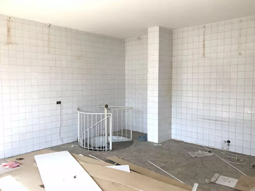 Immagine 4 di Negozio in vendita  in Via Pascoli a Rovigo