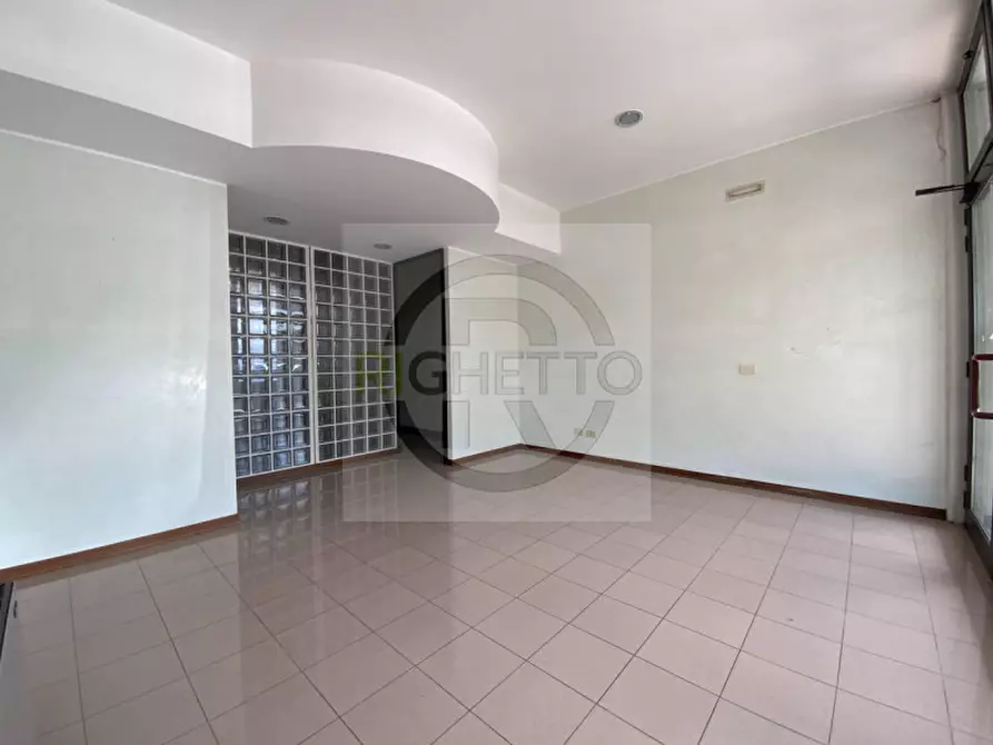 Immagine 2 di Negozio in affitto  a Limena