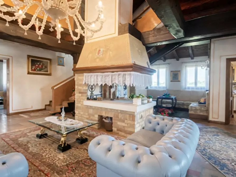 Immagine 4 di Villa in vendita  in Via Cornarotta a Treviso