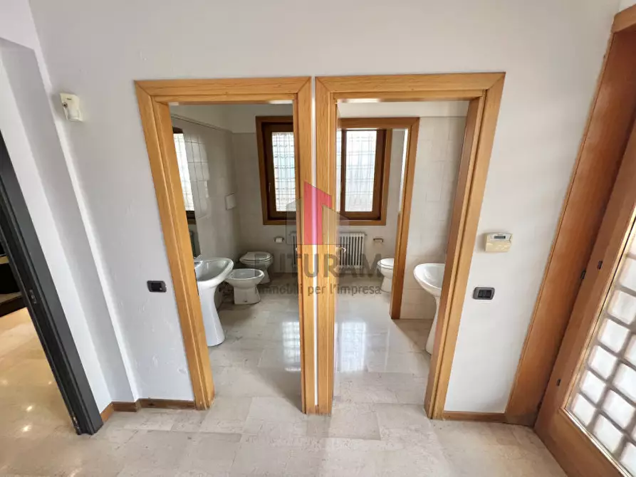 Immagine 15 di Negozio in affitto  in VIA NONIS a Marostica