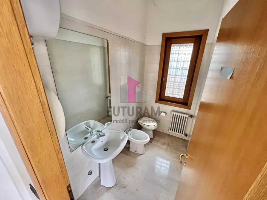 Immagine 16 di Negozio in affitto  in VIA NONIS a Marostica