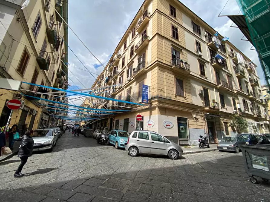 Immagine 1 di Negozio in vendita  in Via Benedetto Cairoli a Napoli