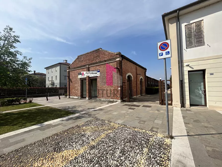 Immagine 2 di Negozio in vendita  in viale Camerini a Piazzola Sul Brenta