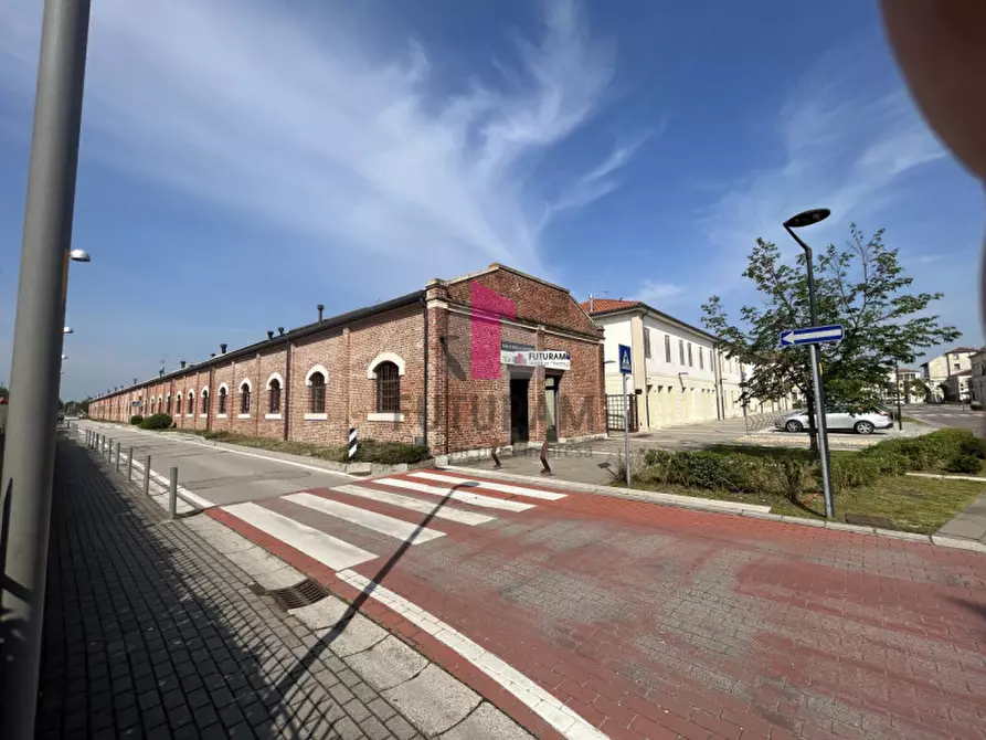 Immagine 3 di Negozio in vendita  in viale Camerini a Piazzola Sul Brenta
