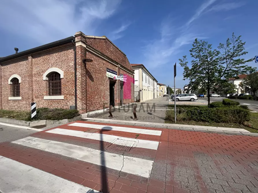 Immagine 5 di Negozio in vendita  in viale Camerini a Piazzola Sul Brenta