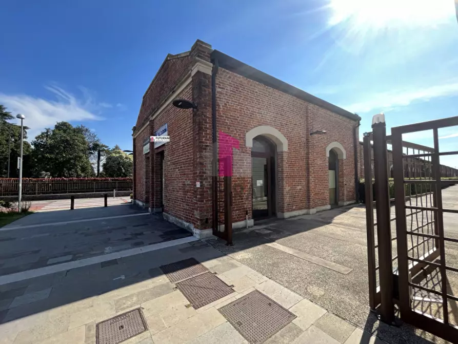 Immagine 10 di Negozio in vendita  in viale Camerini a Piazzola Sul Brenta