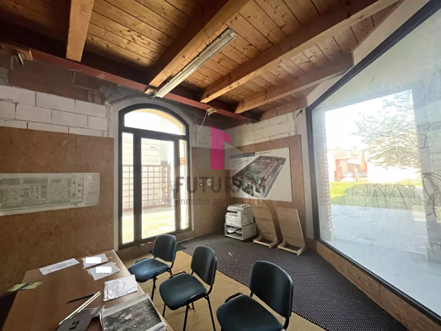 Immagine 11 di Negozio in vendita  in viale Camerini a Piazzola Sul Brenta