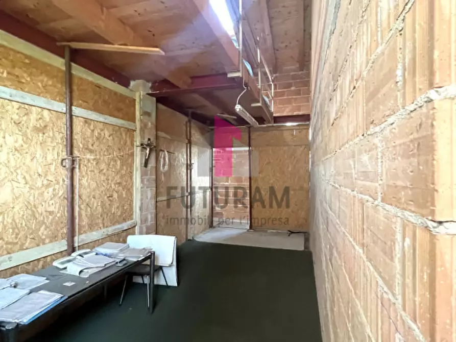 Immagine 15 di Negozio in vendita  in viale Camerini a Piazzola Sul Brenta