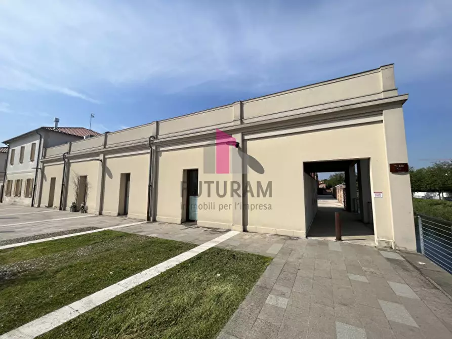 Immagine 2 di Negozio in vendita  in viale Camerini a Piazzola Sul Brenta