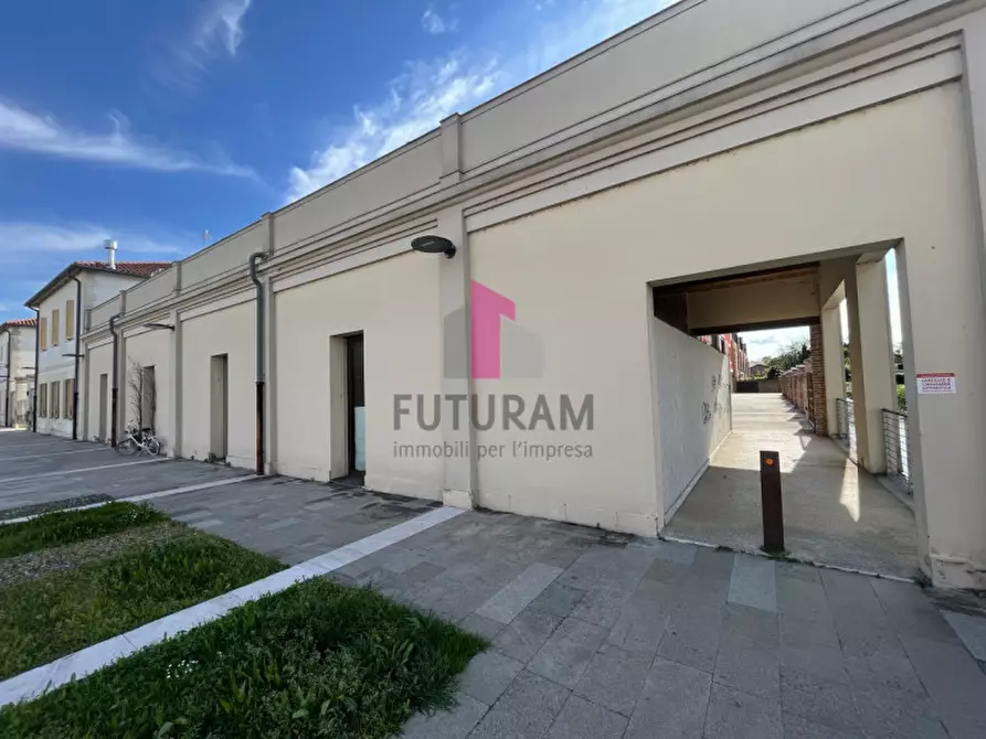 Immagine 3 di Negozio in vendita  in viale Camerini a Piazzola Sul Brenta