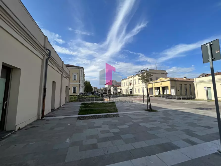 Immagine 4 di Negozio in vendita  in viale Camerini a Piazzola Sul Brenta