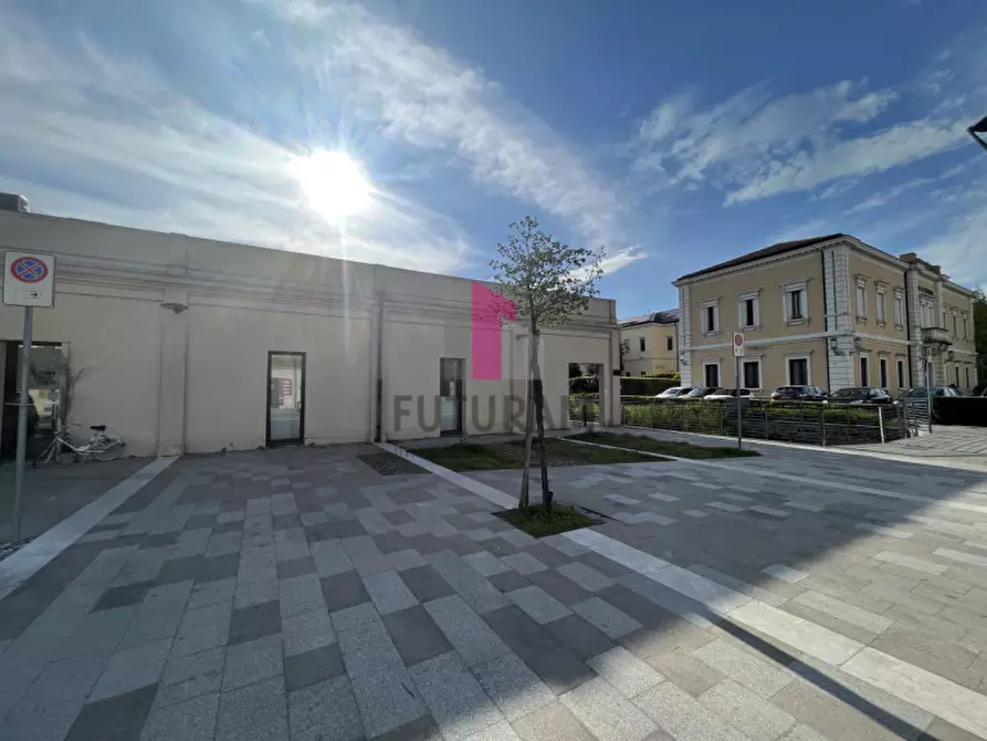 Immagine 6 di Negozio in vendita  in viale Camerini a Piazzola Sul Brenta