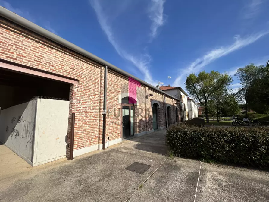 Immagine 11 di Negozio in vendita  in viale Camerini a Piazzola Sul Brenta