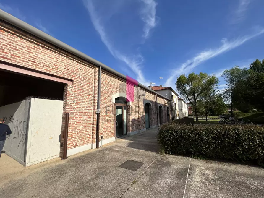 Immagine 12 di Negozio in vendita  in viale Camerini a Piazzola Sul Brenta