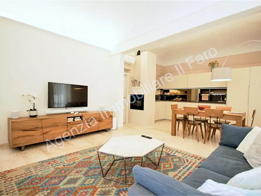 Immagine 1 di Appartamento in vendita  in Via Regina Margherita a La Maddalena