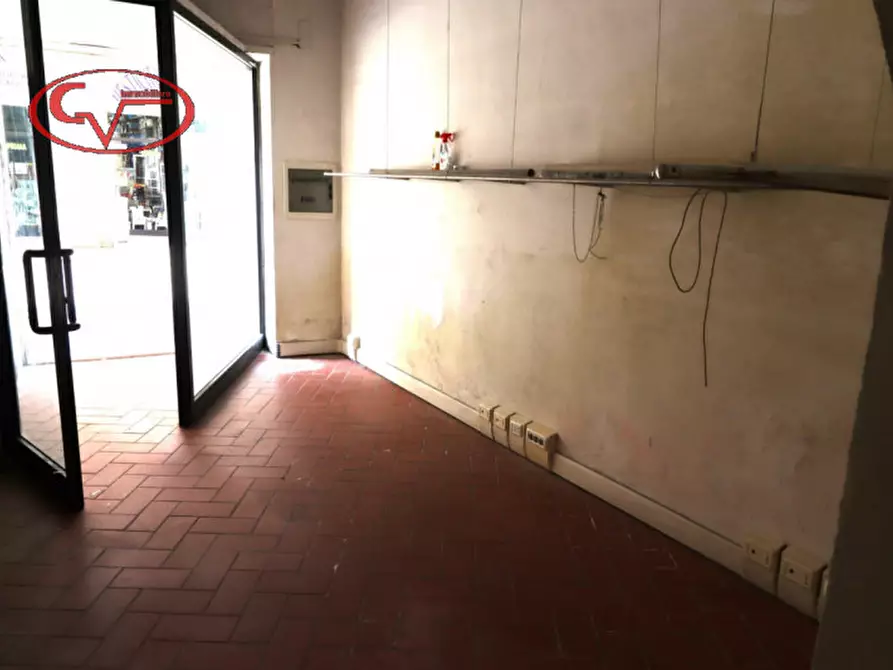 Immagine 3 di Negozio in vendita  in Via Roma a Montevarchi