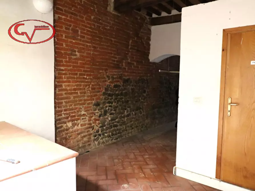 Immagine 9 di Negozio in vendita  in Via Roma a Montevarchi