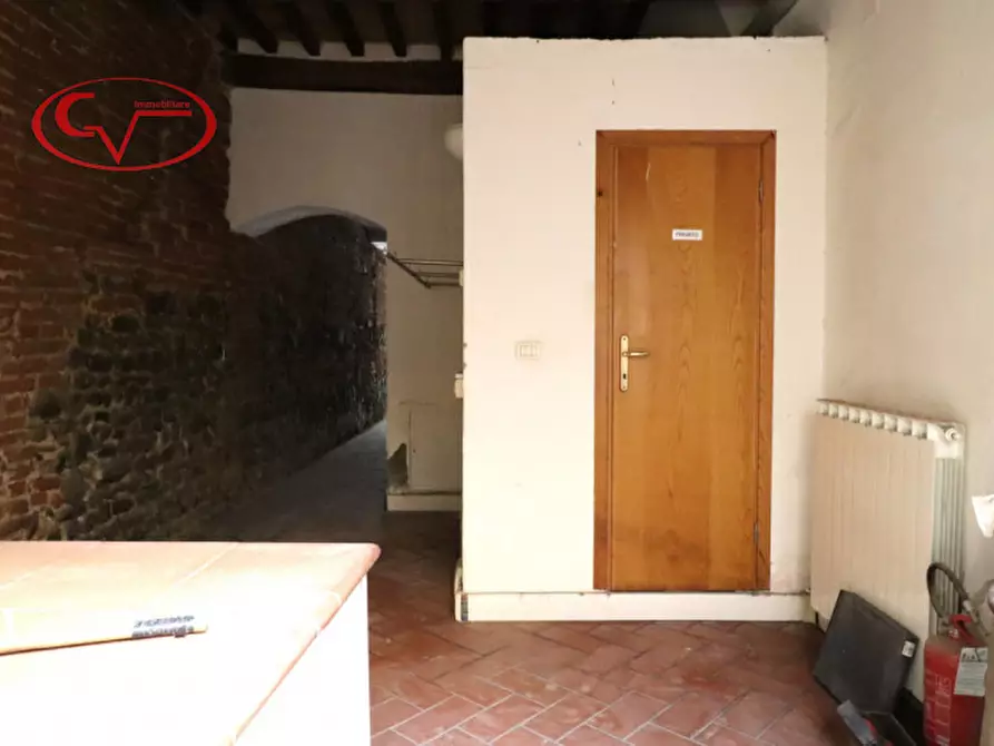 Immagine 11 di Negozio in vendita  in Via Roma a Montevarchi