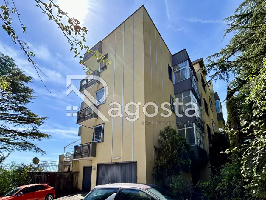 Immagine 1 di Appartamento in vendita  in Via La Mennolella a Salerno