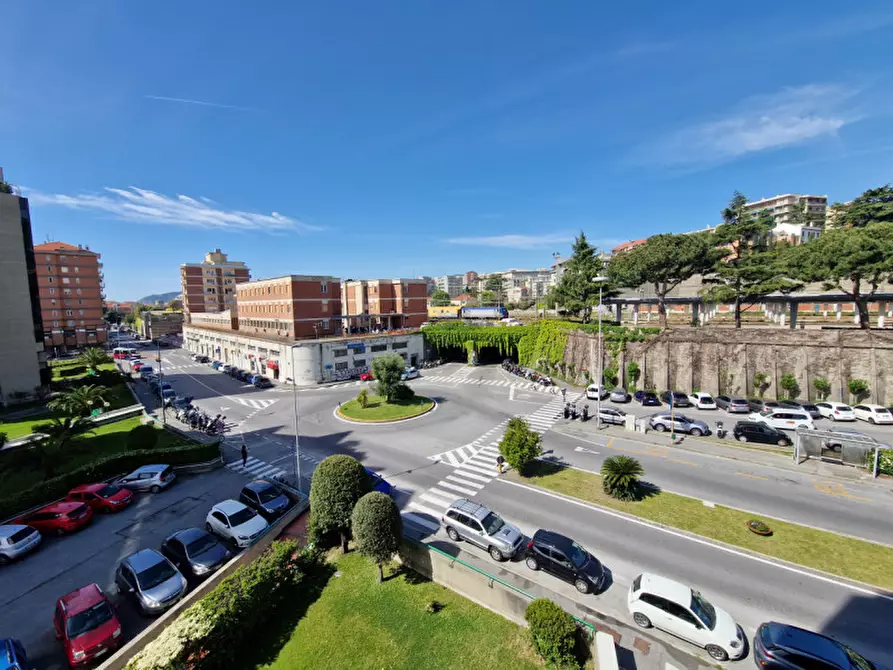 Immagine 1 di Appartamento in vendita  in Largo Folconi 3 a Savona