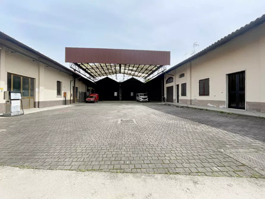 Immagine 2 di Magazzino in vendita  in via Borgomanero 22 / 24 a Cressa