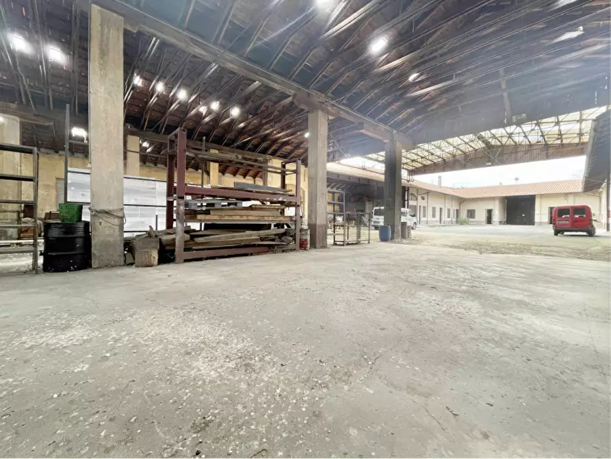 Immagine 3 di Magazzino in vendita  in via Borgomanero 22 / 24 a Cressa