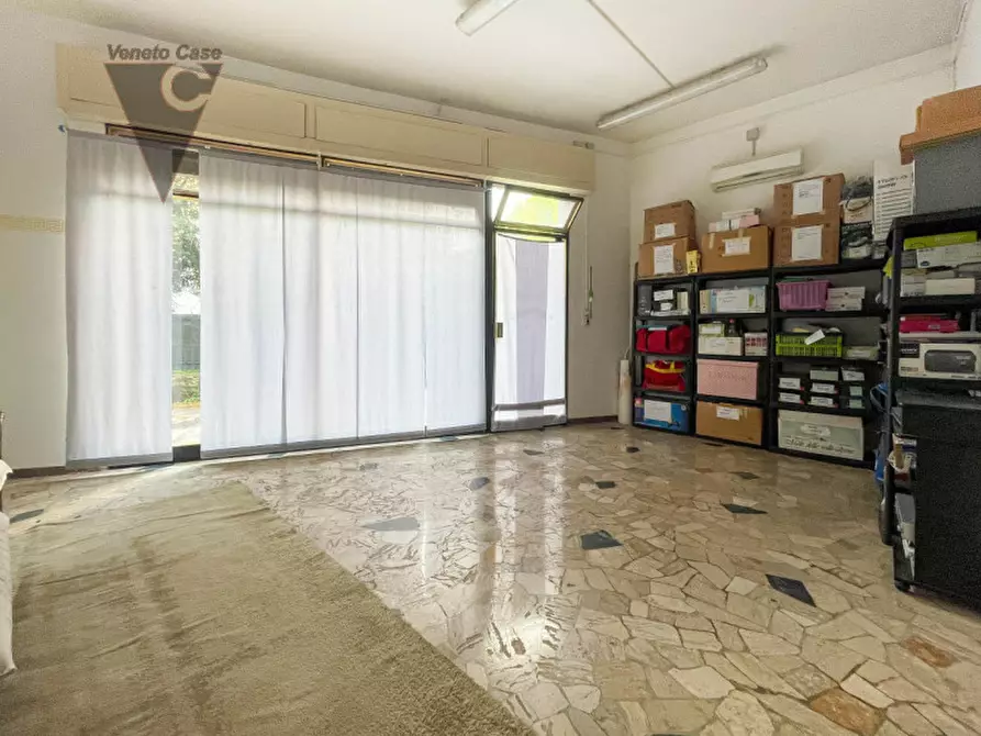 Immagine 1 di Negozio in vendita  a Padova