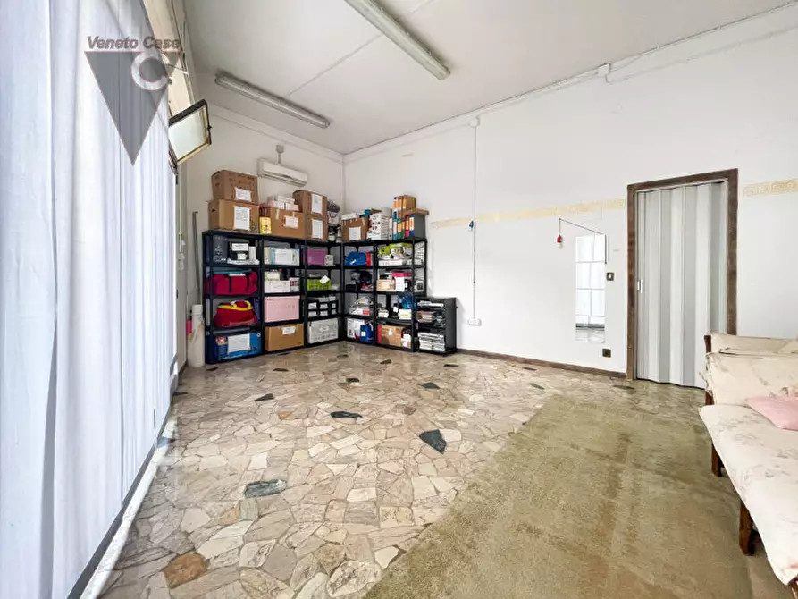 Immagine 2 di Negozio in vendita  a Padova