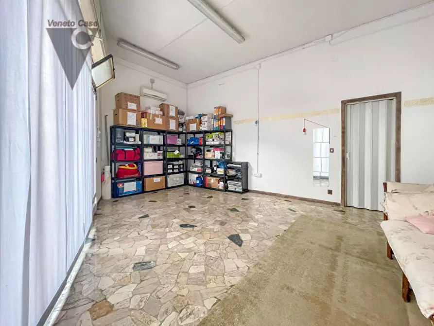 Immagine 8 di Negozio in vendita  a Padova