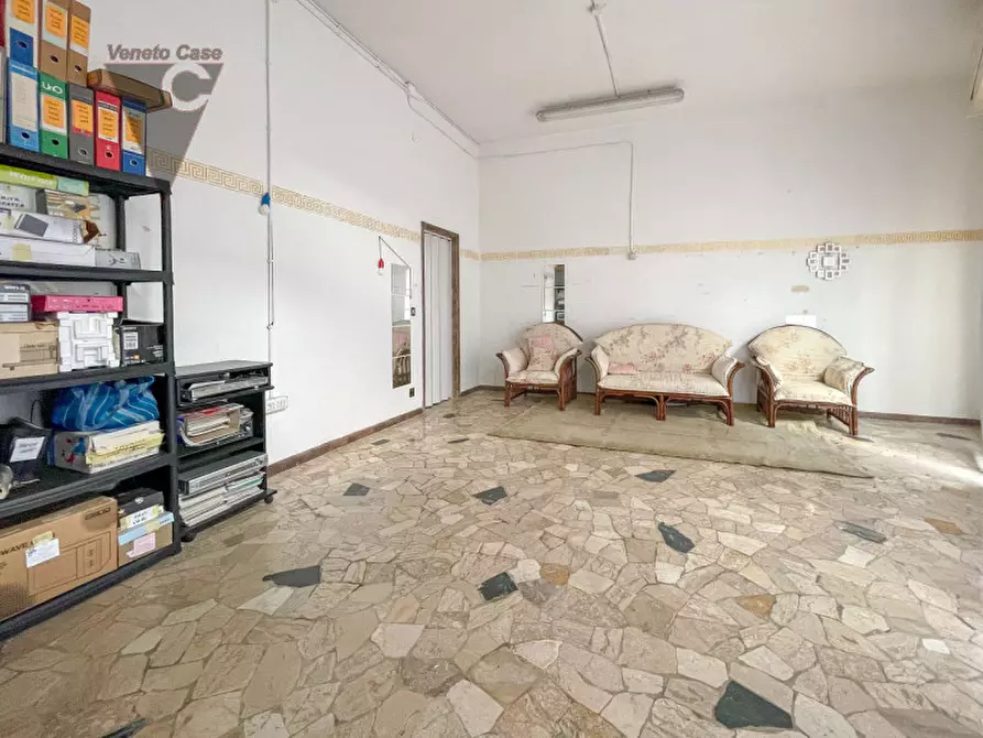 Immagine 9 di Negozio in vendita  a Padova