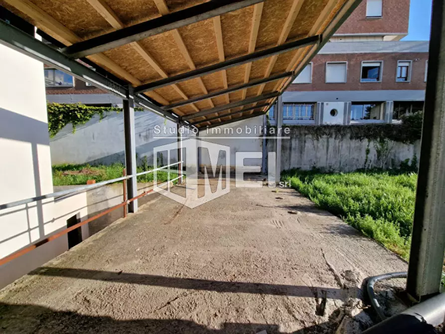 Immagine 3 di Negozio in vendita  in Via Marradi  84 a Livorno