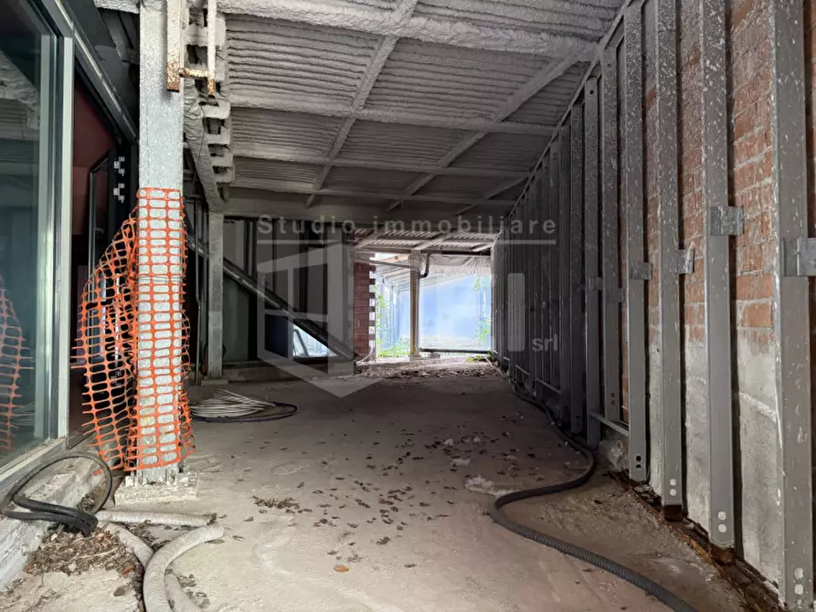 Immagine 14 di Negozio in vendita  in Via Marradi  84 a Livorno